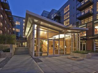 1524 Eastlake Ave, Seattle WA  98102-3707 exterior