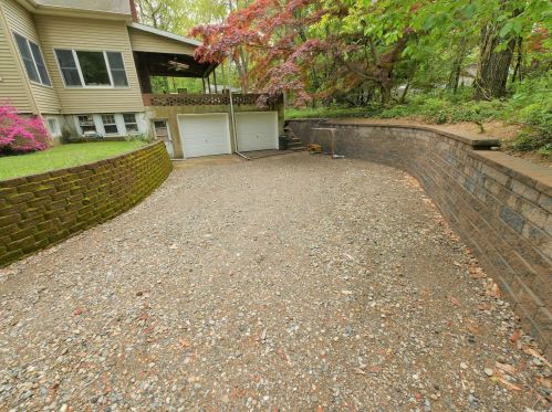 8 Old Rocky Point Rd, Miller Place, NY 11764-2025
