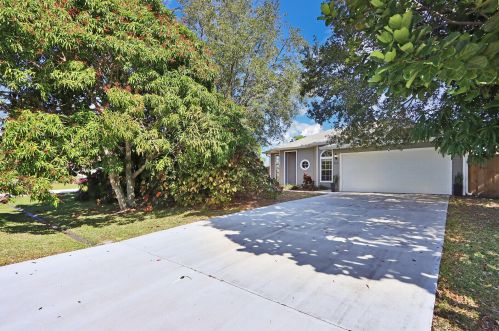 765 Bristol St, Fort Pierce, FL 34983-8306