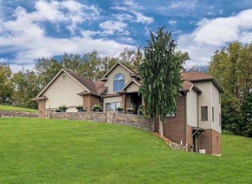 2428 Woodland Hills Dr, New Castle, PA 16101-5558