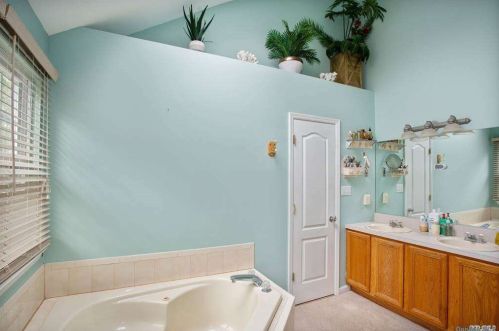 2 Laura Ct, Mount Sinai NY  11766-2360 exterior