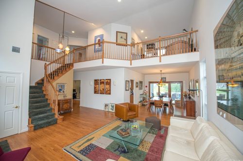 121 Hamlet Dr, Mount Sinai, NY 11766-3003