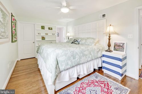 6917 Kingwood Dr, Falls Church VA  22042-3809 exterior