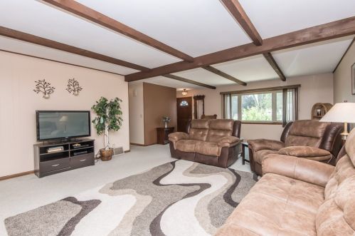 302 Roberts Dr, Mukwonago, WI 53149-1131