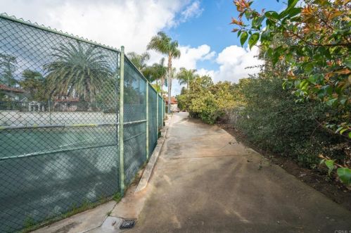 1129 Sugarbush Dr, Vista CA  92084-6605 exterior