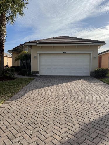 9814 Eastbrook Cir, Fort Pierce, FL 34987-2430