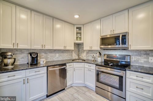 2372 Branleigh Park Ct, Herndon, VA 20191-2813