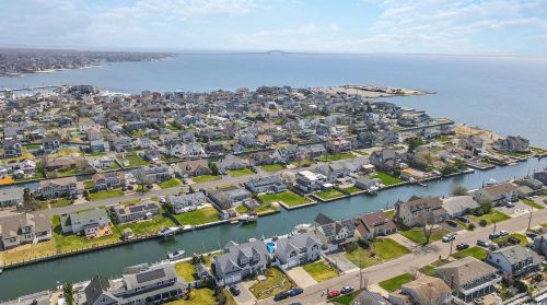 95 Midway St, Babylon NY  11702-4311 exterior