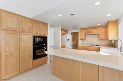 2021 Sonora Ct, Vista CA  92081-8946 exterior