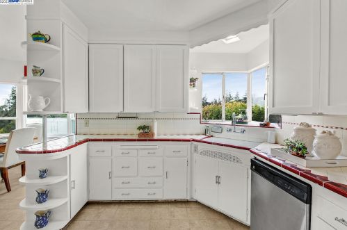 1320 Sandelin Ct, San Leandro CA  94577-3950 exterior