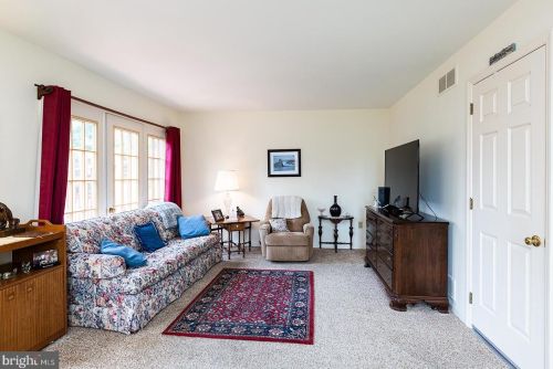 18 Townsend Ct, Lancaster PA  17603-6797 exterior