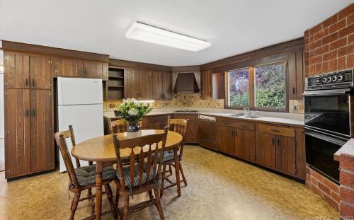 4 Pleasant Rise Cir, Brookfield Center CT  06804-2109 exterior