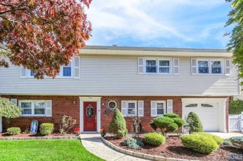 335 Charles St, N Milford NJ  07646-1801 exterior