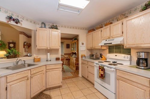 9 Deer Xing Dr, Fishkill NY  12524-1365 exterior