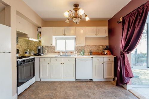 47 Myson St, West Islip NY  11795-2703 exterior