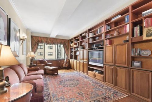 201 80th St, New York NY  10024-7043 exterior