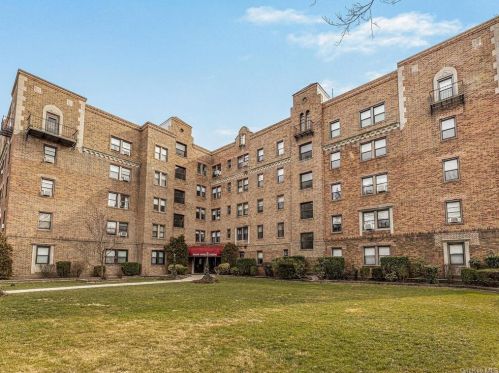 4810 Boston Post Rd, New Rochelle NY  10803-3004 exterior