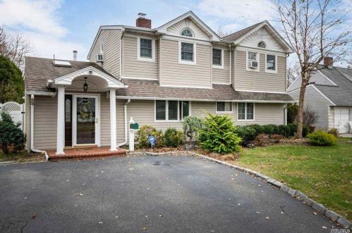 33 Wishbone Ln, North Wantagh, NY 11793-1235
