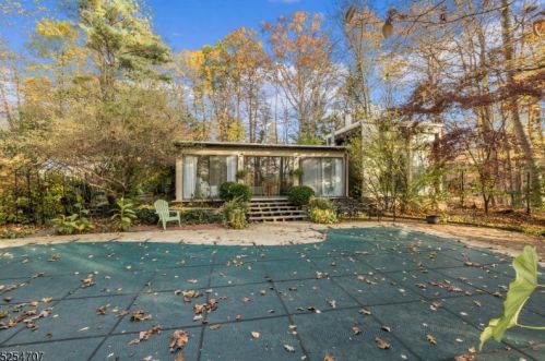 12 Robinwood Dr, West Paterson NJ  07424-2320 exterior