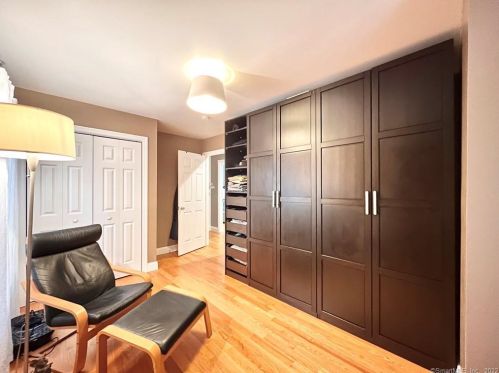 881 Howard Ave, Bridgeport CT 06605-1924 exterior