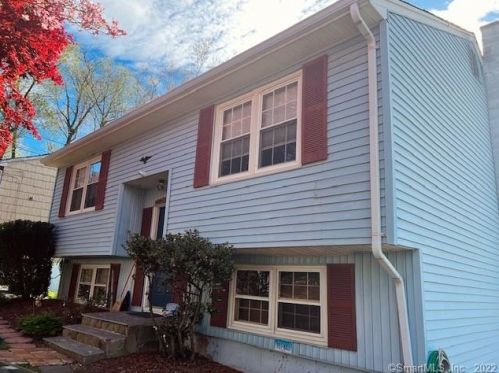 40 Essex Ave, Waterbury, CT 06704-1416