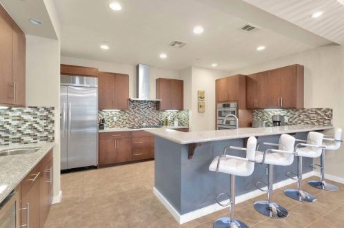 915 Oceo Cir, Palm Springs CA  92264-0330 exterior