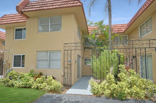 7114 169th St, Hialeah, FL 33015-4215