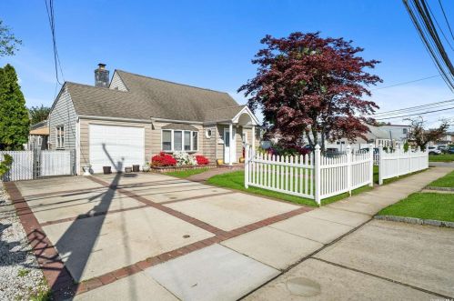 557 Broadway, North Lindenhurst, NY 11757-4754