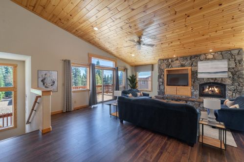 11550 Rhineland Ave, Truckee, CA 96161-7067