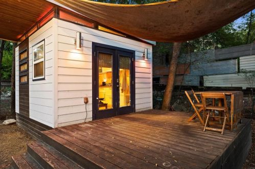 1121 Delano St, Austin TX 78721 exterior