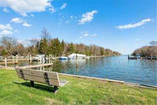 82 Boathouse Ln, Bayshore, NY 11706-8127