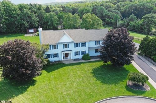 25 Martingale Dr, Wantage NJ  07461-2857 exterior