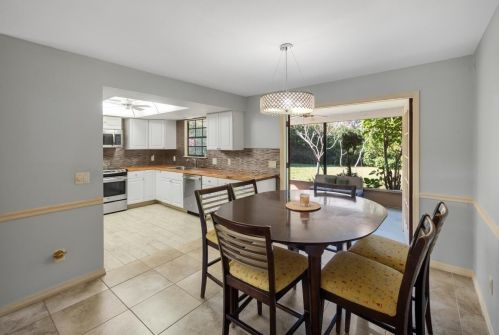 545 11 Ave, Vero Beach FL 32960-3707 exterior