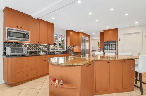 321 Blackberry Dr, Stamford CT  06903-1237 exterior