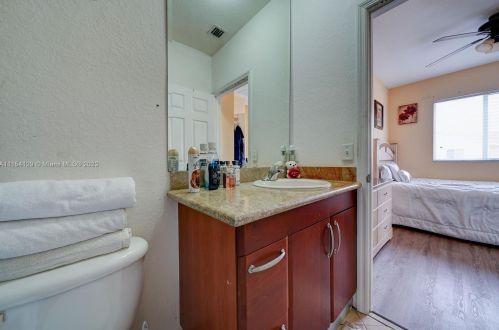 17845 74th Ct, Hialeah FL  33015-8441 exterior