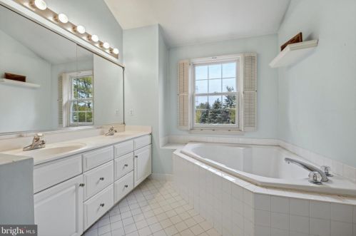 110 Gleneagles Dr, Blue Bell PA  19422-3240 exterior