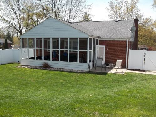 1812 Park Circle Dr, Glenshaw, PA 15116-2137