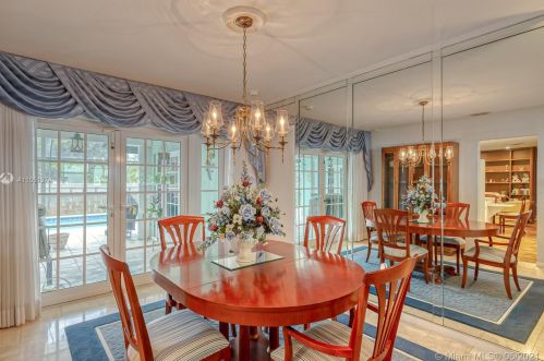 7440 Twin Sabal Dr, Hialeah FL  33014-2529 exterior