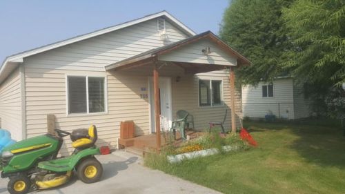 705 Mathew Ave, Granger, WA 98932-9559