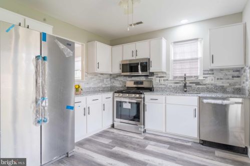 21 Kelly Dr, West Deptford NJ  08096-6711 exterior