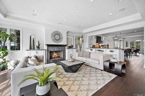 920 Kings Rd, Newport Beach CA  92663-5718 exterior