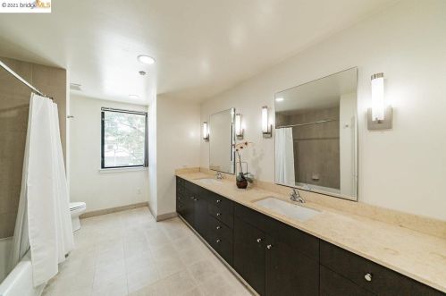 569 9th St, Oakland CA  94607-3833 exterior