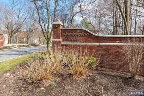 1047 Ash Dr, Mahwah, NJ 07430-2351
