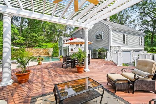 74 Barnswallow Dr, Bridgeport, CT 06611-2527