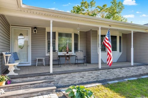 656 Peconic St, Hauppauge, NY 11779-6345