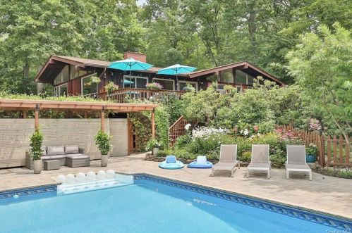 68 Spice Bush Ln, Tuxedo Park NY  10987-3518 exterior