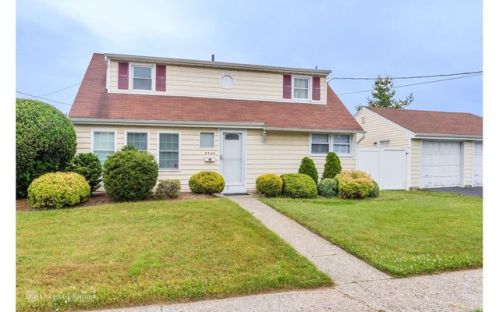 2545 Saint Marks Ave, North Bellmore, NY 11710-5009