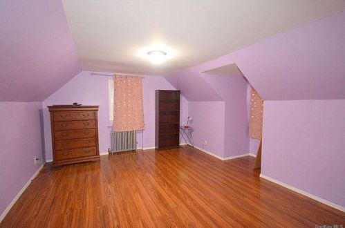 50 Aberdeen Rd, New Hyde Park NY  11040-2138 exterior