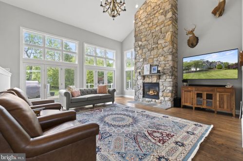 17621 Stonegait Ct, Round Hill VA  20141-2264 exterior