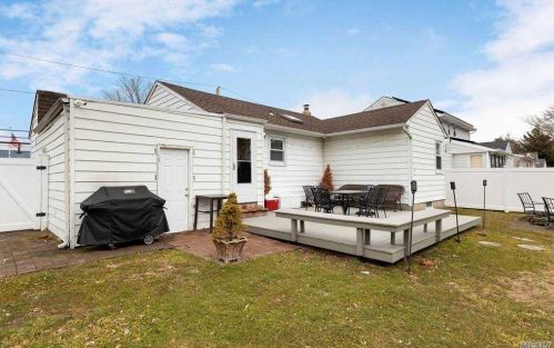 32 Leibrock Ave, North Lindenhurst NY 11757-1825 exterior